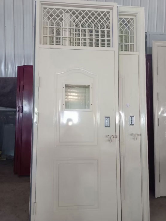 伊宁市学校教室门