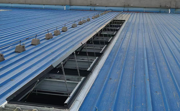 某城市大型商业综合体中庭伊宁市排烟窗工程