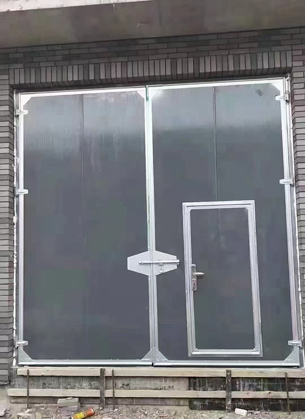 伊宁市工业平开门在大型设备制造车间的应用实例